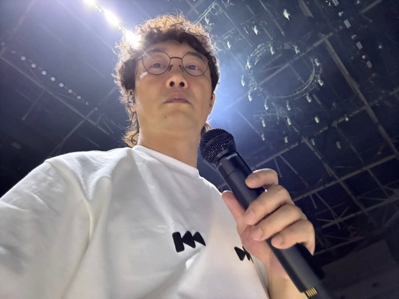 陈奕迅被传死讯后，昨日终于晒相报平安，他身处高雄巨蛋进行彩排。